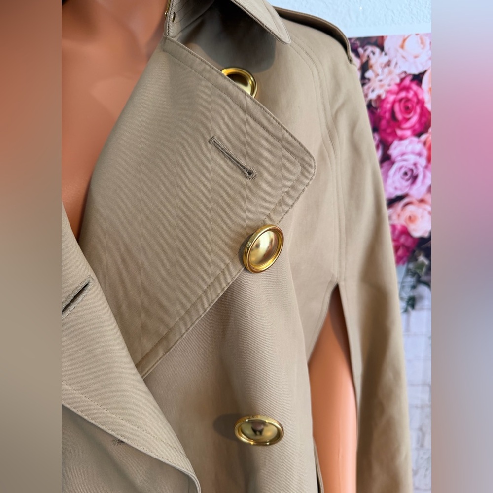 Burberry trench cape crafted in the house's signature heritage style. - Picture 10 of 16